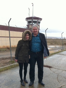 Andrej Hunko vor Gefängnis Logrono bei Otegi Besuch